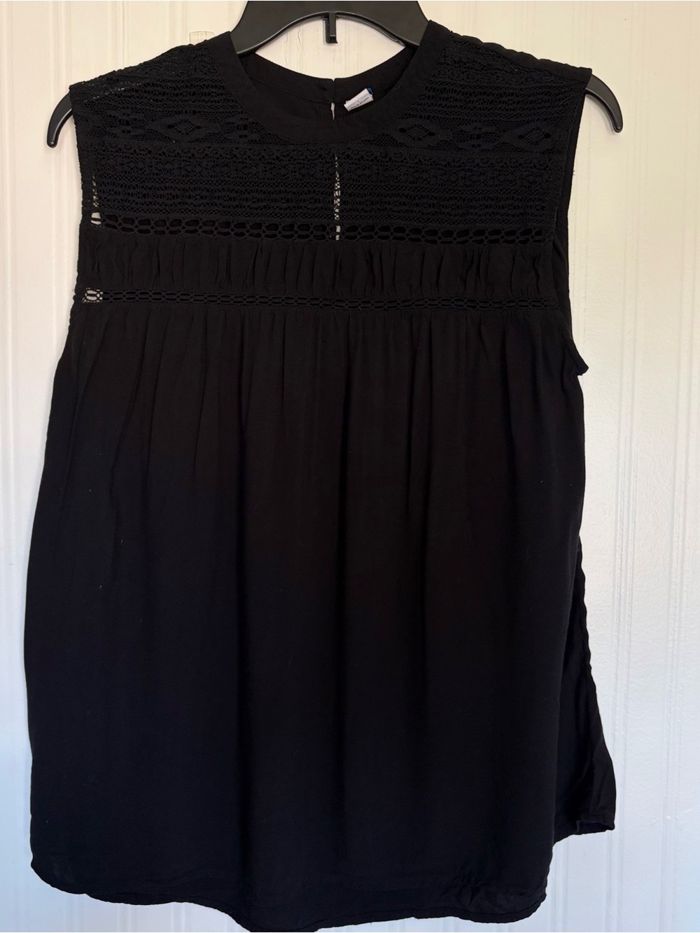 Old Navy Black Sleeveless Crochet Yoke Camisole